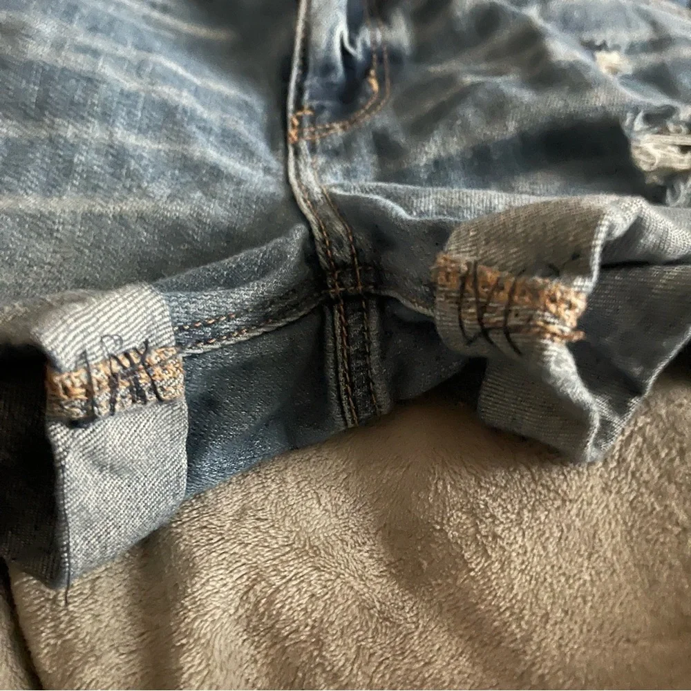 American Eagle Woman’s Tomgirl MIDI Distressed Medium Blue Denim Shorts Sz 8 - Picture 12 of 14